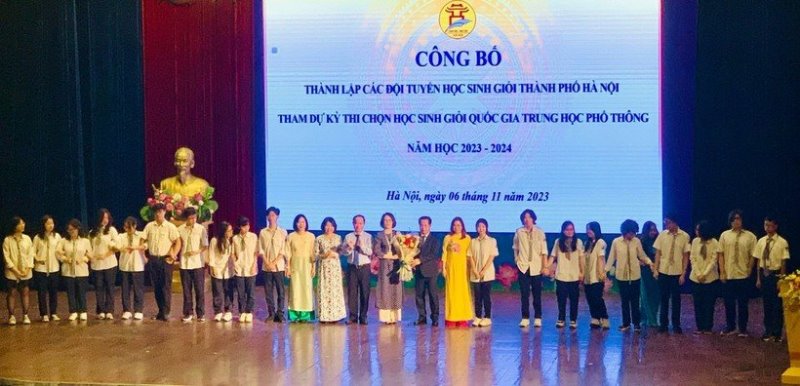 LỄ C�NG BỐ 12 ĐỘI TUYỂN HỌC SINH GIỎI TH�NH PHỐ H� NỘI THAM DỰ KỲ THI CHỌN HỌC SINH GIỎI QUỐC GIA NĂM HỌC 2023-2024